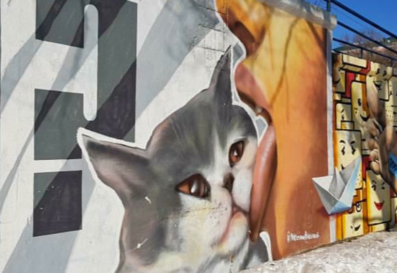 レンガの壁に描かれた猫