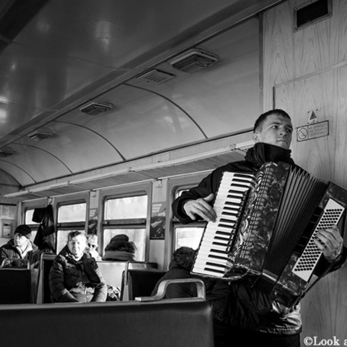 「電車の中のストリートミュージシャン」
