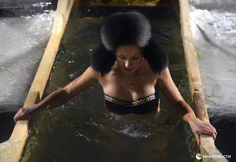 冷たい水の中へと浸かる女性