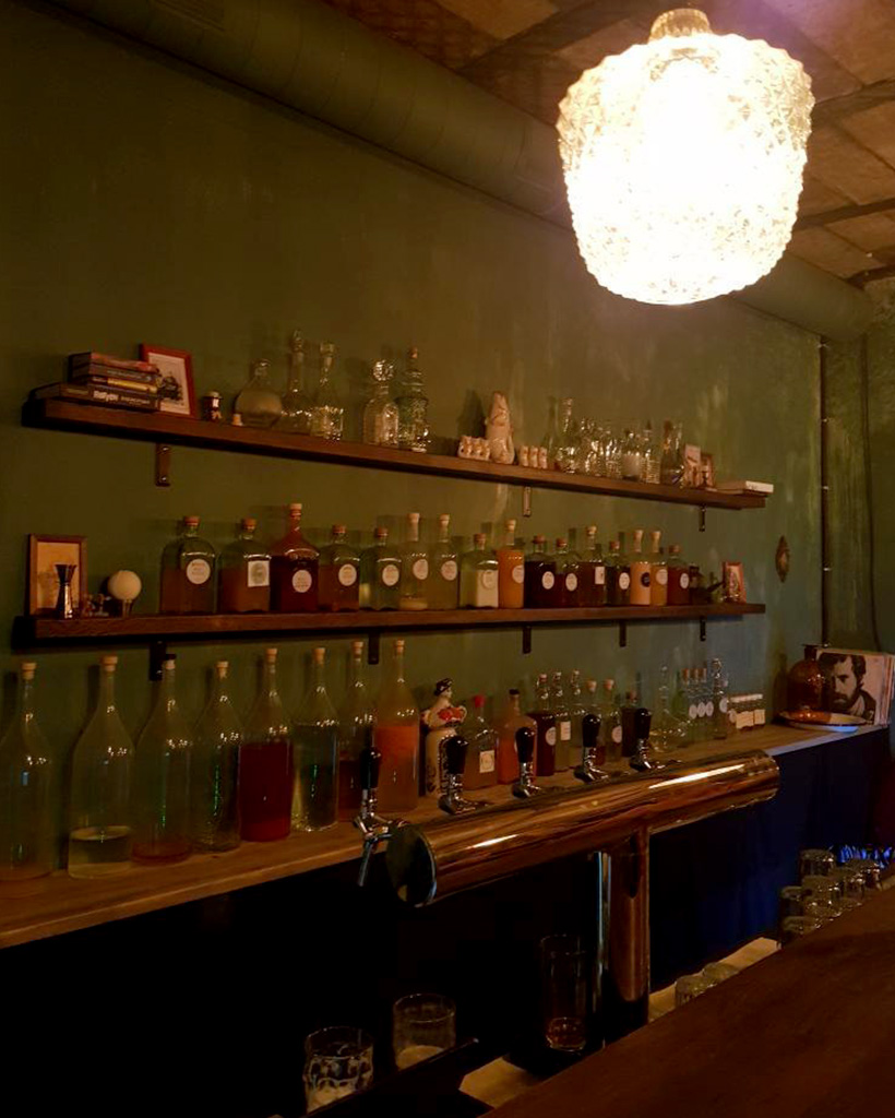 ソ連時代のレニングラード風スタイルの渋い酒場「Икра и Водки」の棚に並ぶお酒