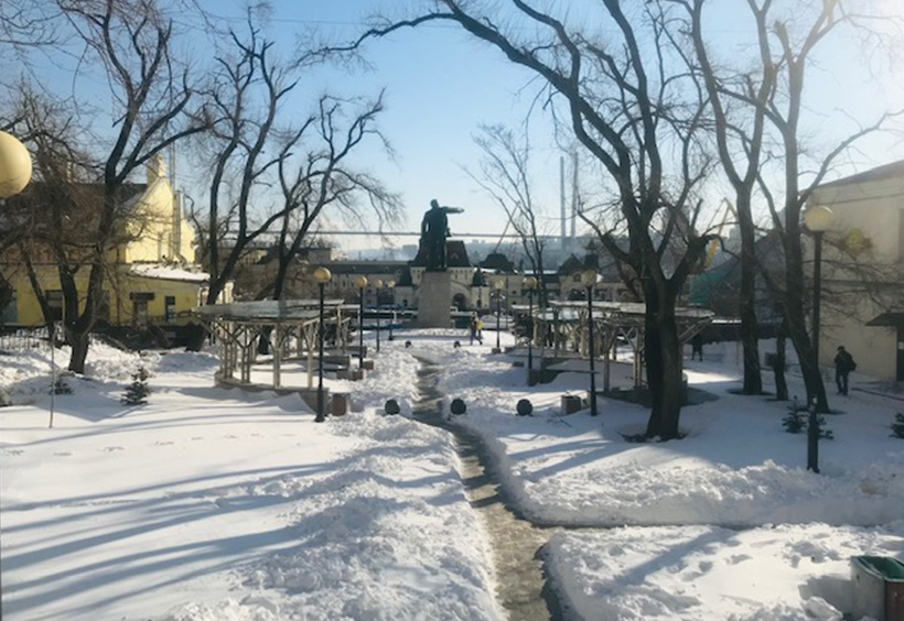 ウラジオストク駅前のレーニン像での雪景色