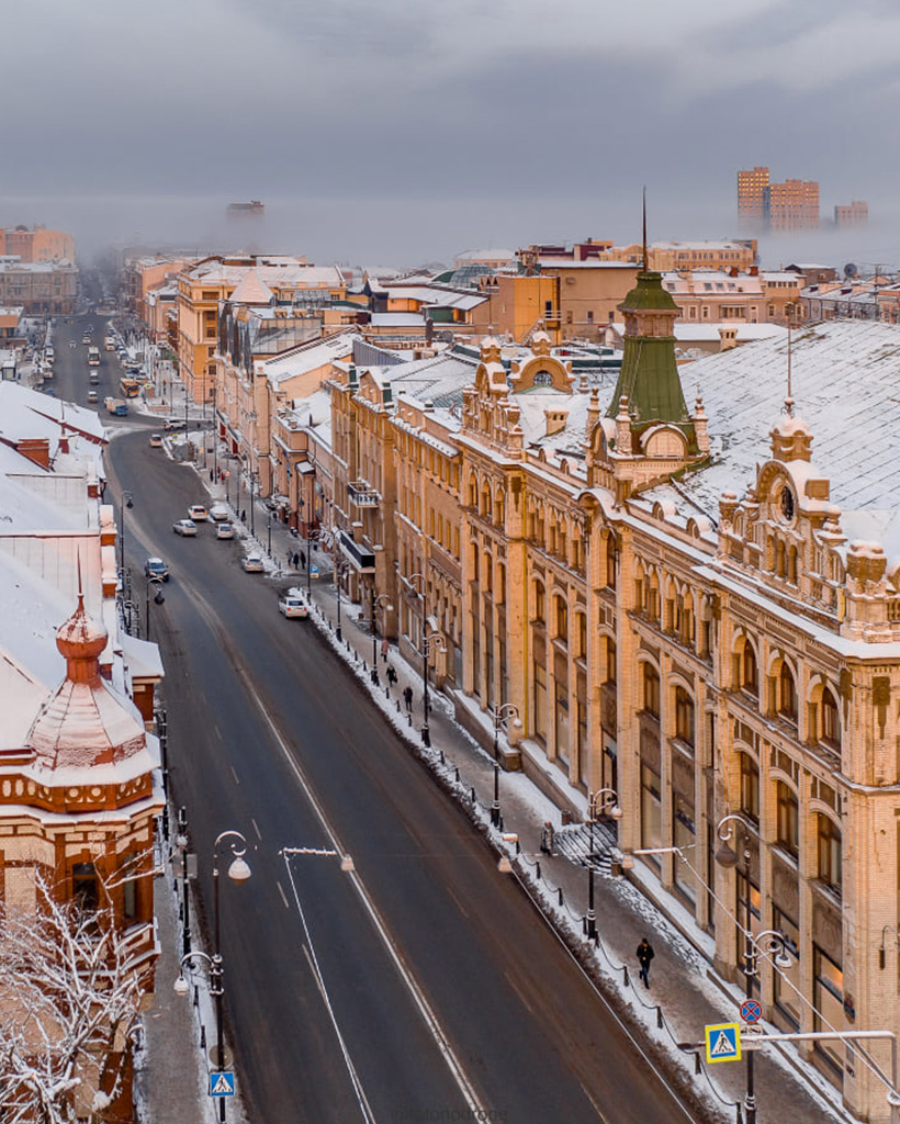 ロシア建築の並ぶ市内の通り