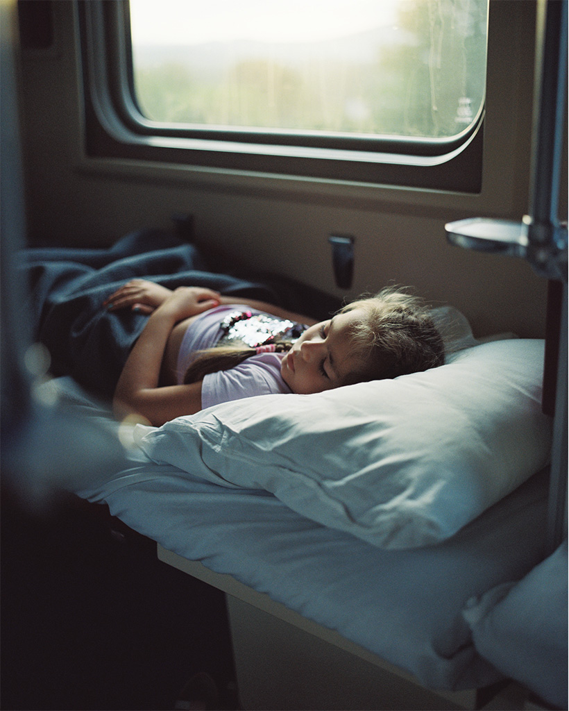 寝台列車で眠る少女