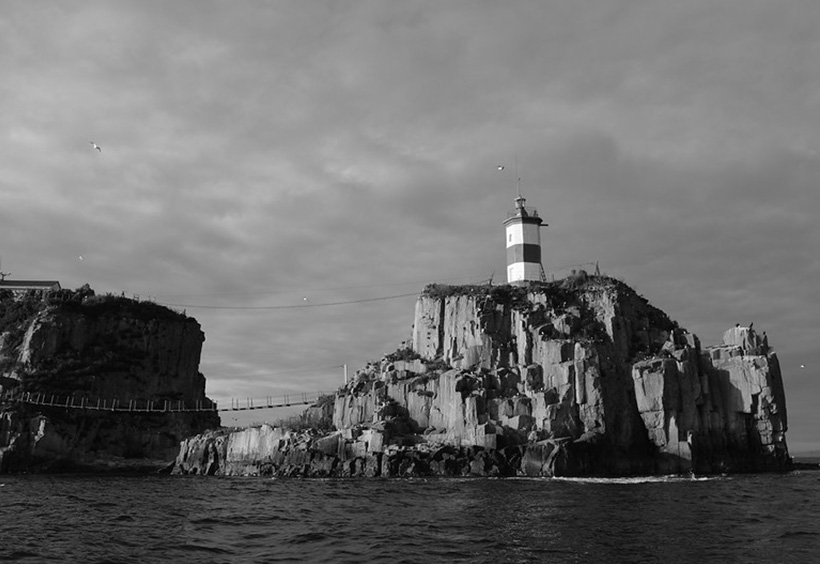 バサルギナ岬灯台：海上から望む