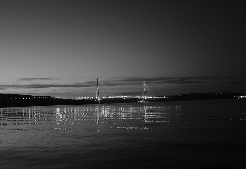＜ルースキー橋＞：日没後：海上から望む
