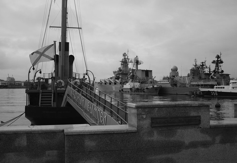 新旧の海軍艦艇が視える海岸：ウラジオストク